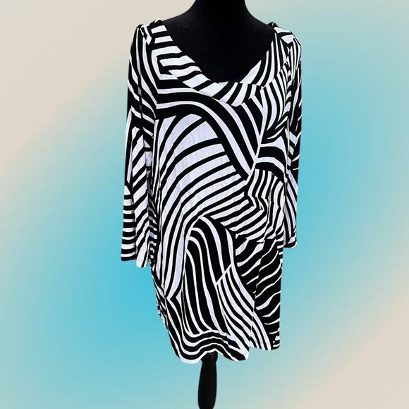Travelers by Chicos 2  (12-14) M  Black and white long sleeve top with V-neck - Picture 9 of 9
